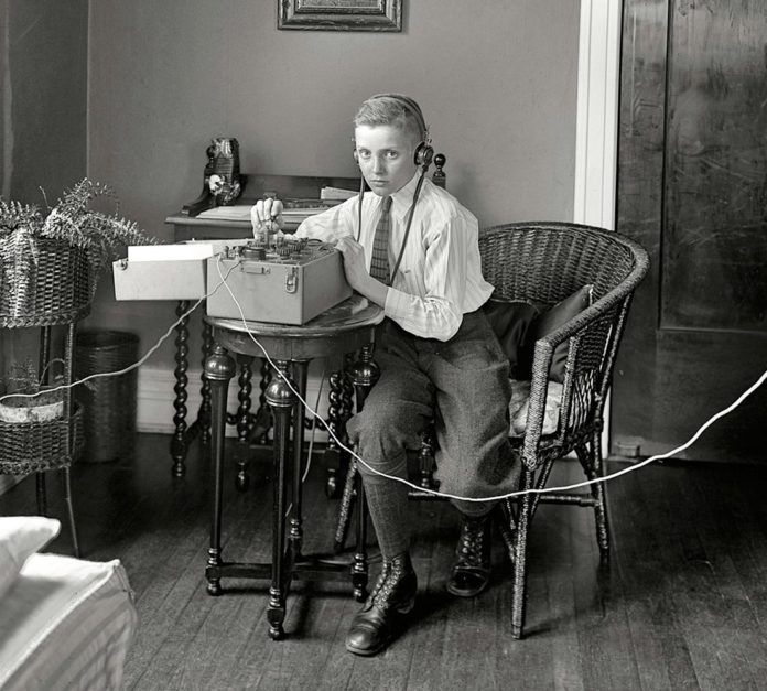boy-63777_1280 Boy with old telegraph