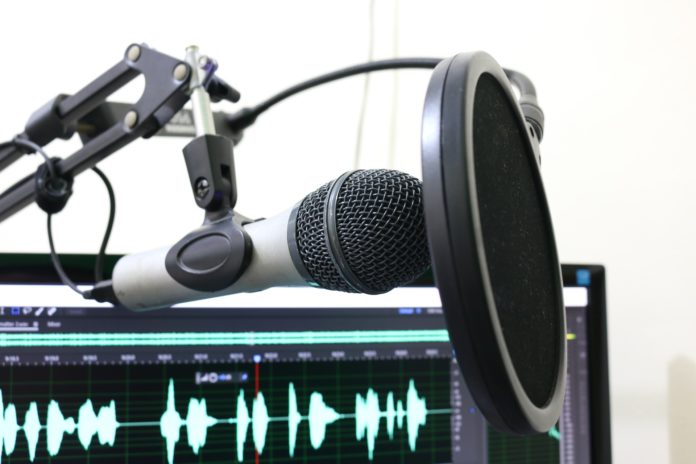 microphone-2170045_1920