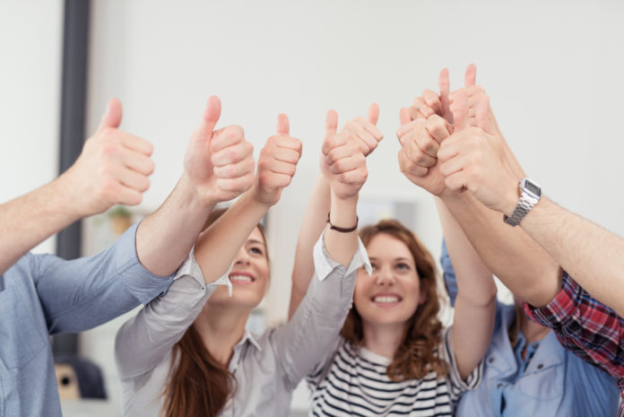 gruppe zeigt daumen hoch happy employees